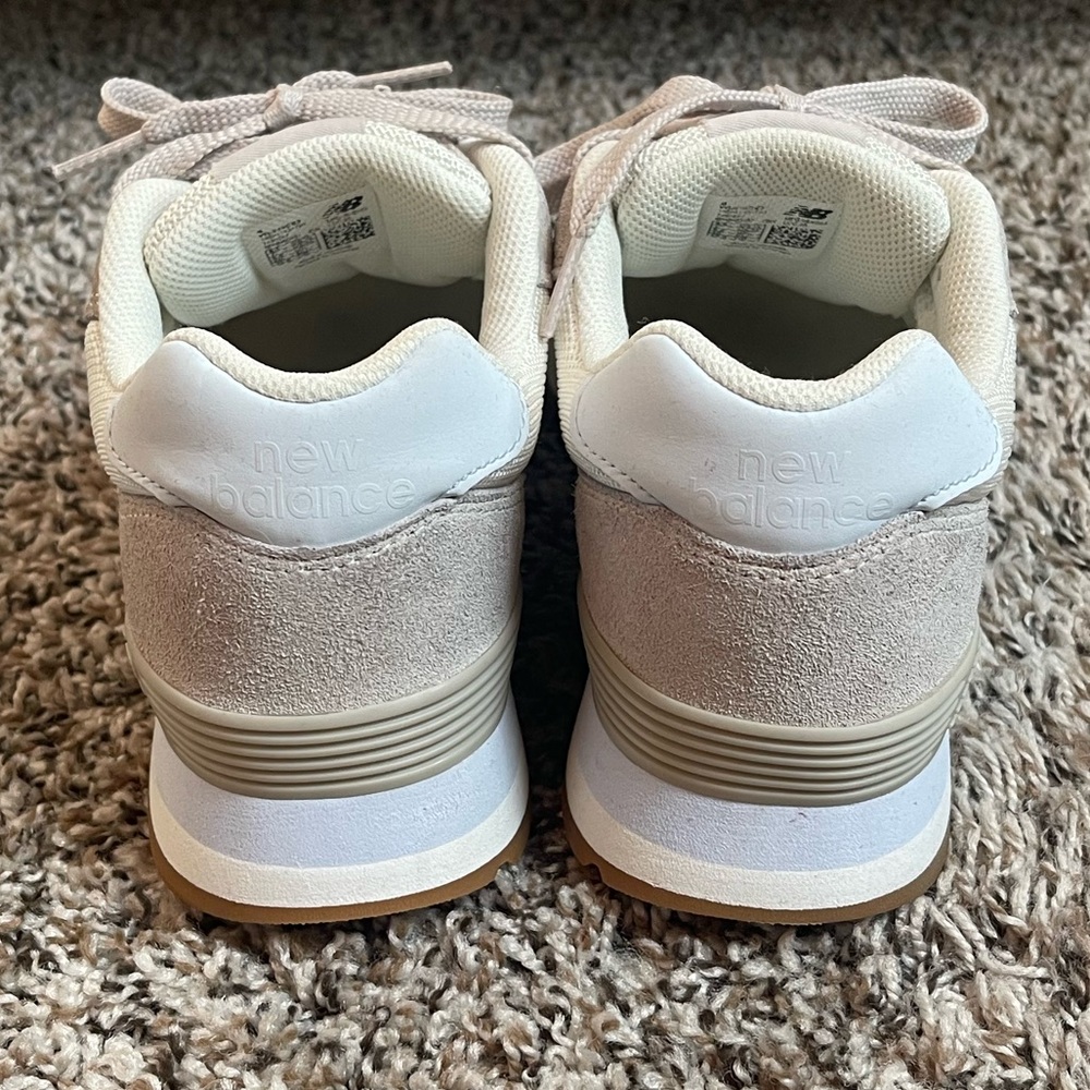 New Balance • Women’s Off-White and Blue Athletic Shoes. Size 8.5 - Picture 5 of 6